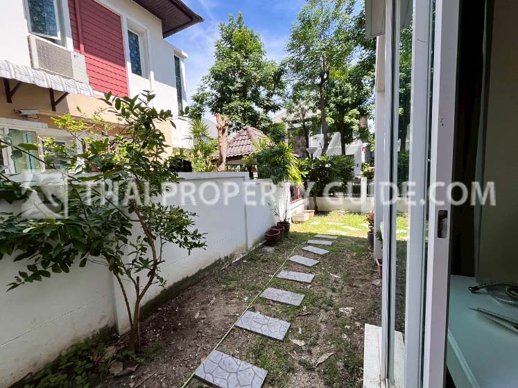 House with Shared Pool in Bangnatrad 